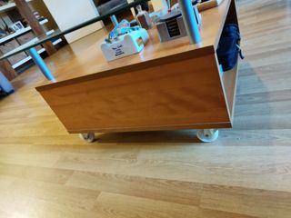 Mesa centro cristal madera con ruedas