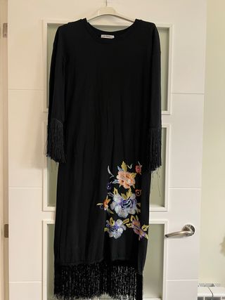 Vestido negro con flecos y flores