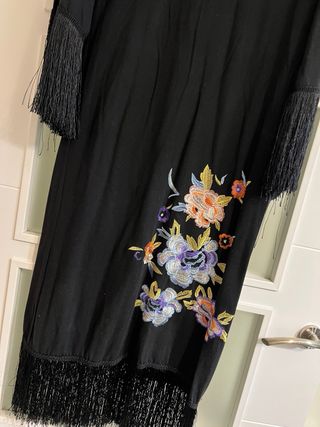 Vestido negro con flecos y flores
