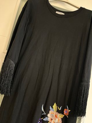 Vestido negro con flecos y flores