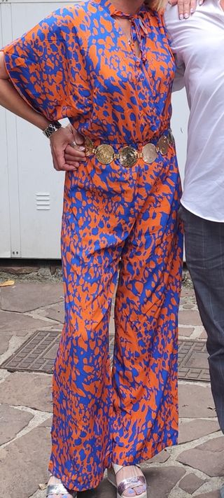 Mono estampado azul y naranja