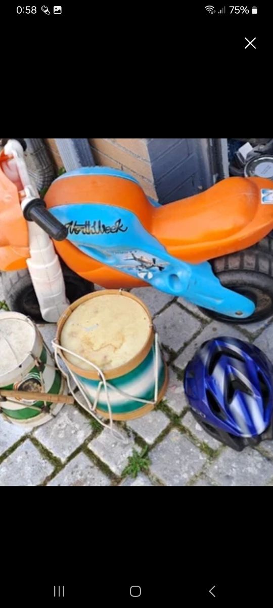 Moto, 2 tambores, casco: todo por 3€