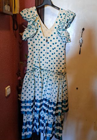 Vestido de flamenca en blanco y lunar azul turques