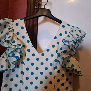 Vestido de flamenca en blanco y lunar azul turques