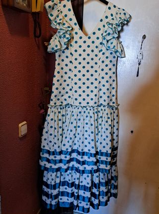 Vestido de flamenca en blanco y lunar azul turques