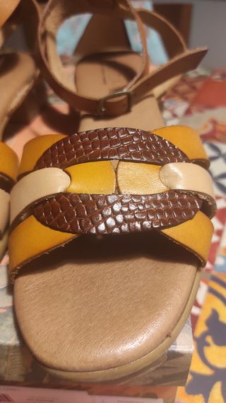 Sandalias planas marrones amarillas nº41