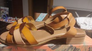 Sandalias planas marrones amarillas nº41