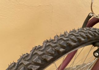 Bicicleta con canasta blanca/morada
