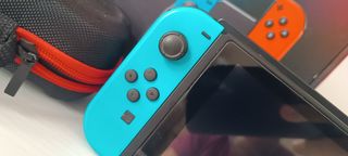 Nintendo Switch con giochi e custodia 
