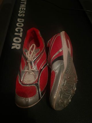 Zapatillas clavos atletismo rojas
