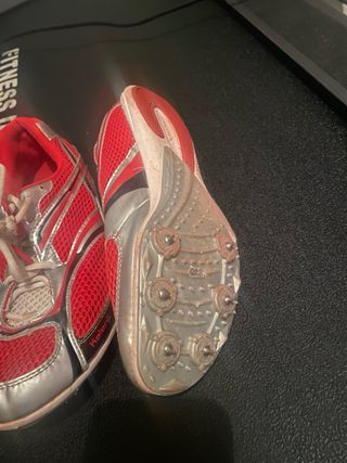 Zapatillas clavos atletismo rojas