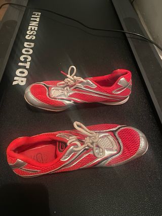 Zapatillas clavos atletismo rojas