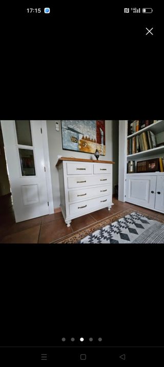 Cómoda blanca de madera.