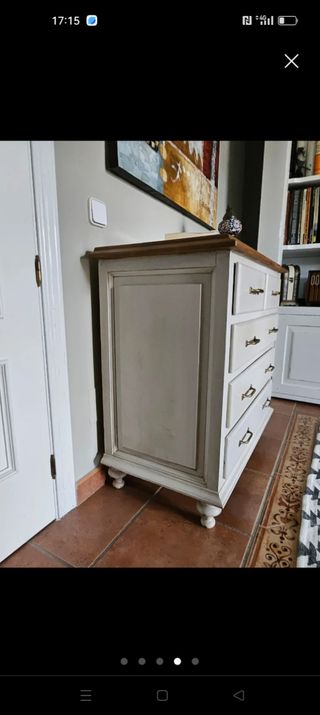 Cómoda blanca de madera.