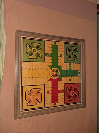 Tablero de ajedrez antiguo y parchis