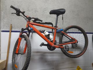 Bicicleta montaña decathlon. Pintada en naranja.