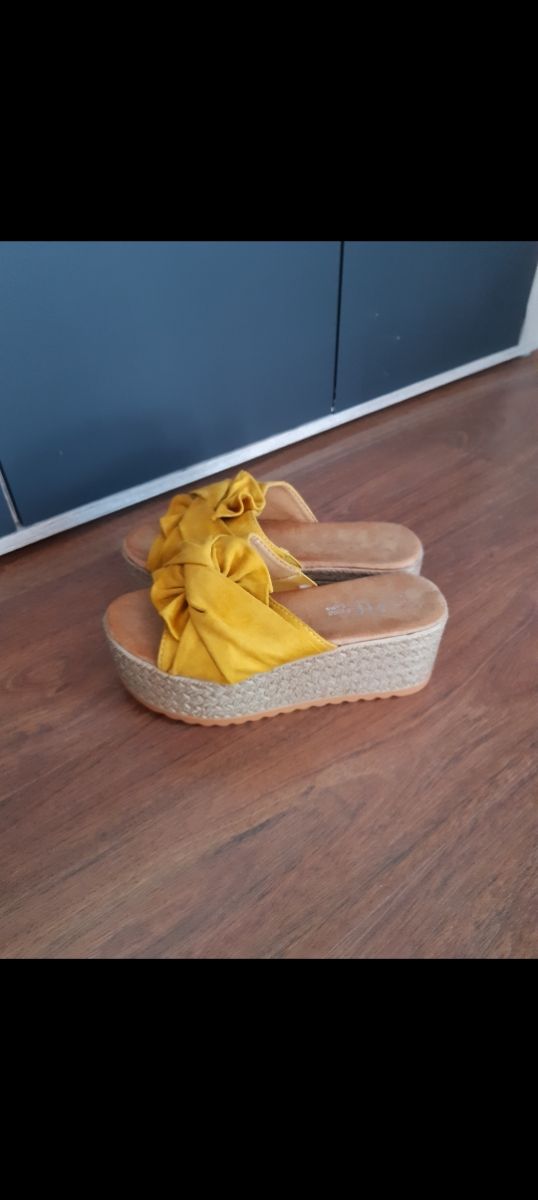 Sandali con plateau color senape.