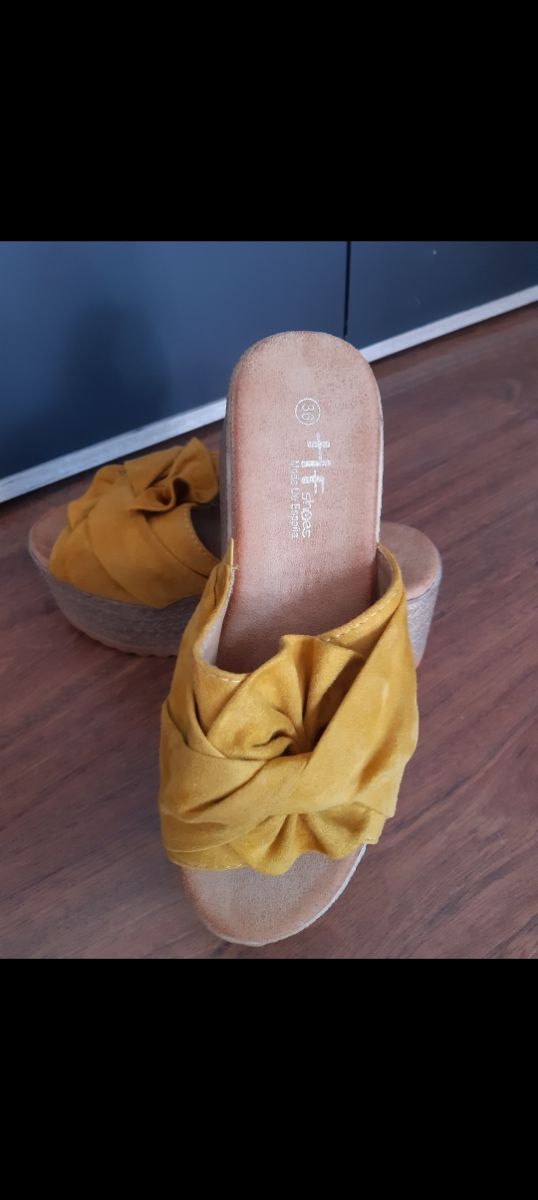 Sandali con plateau color senape.