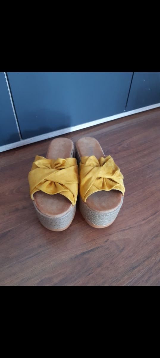Sandali con plateau color senape.