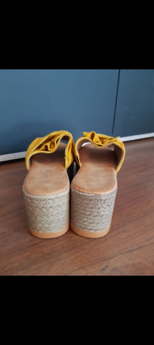 Sandali con plateau color senape.