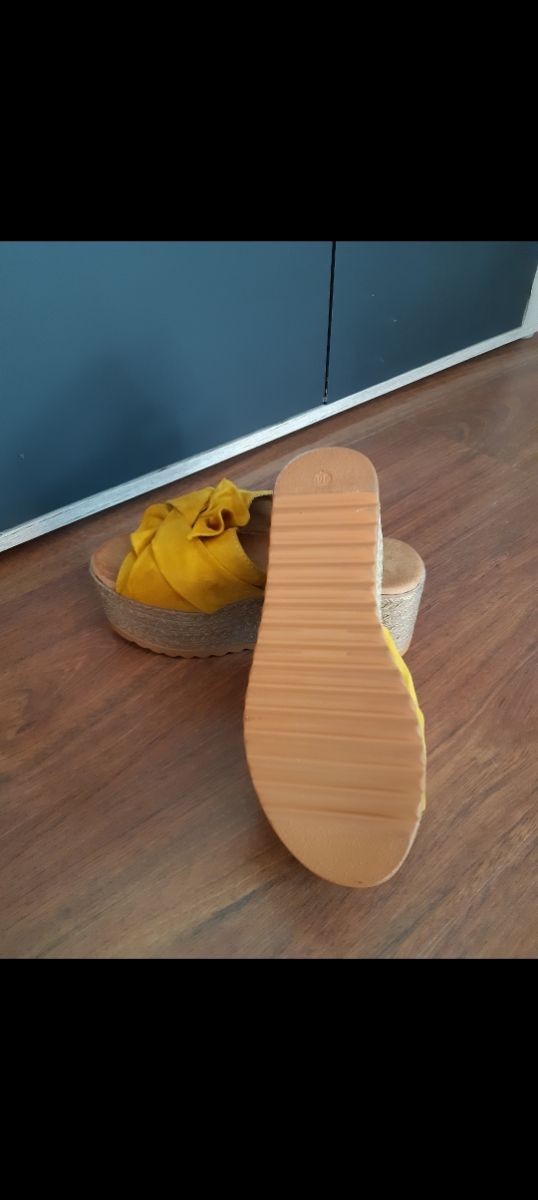 Sandali con plateau color senape.