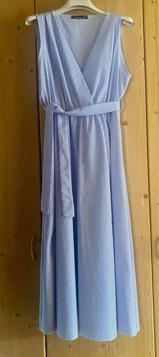 Vestito estivo a righe blu e bianche 