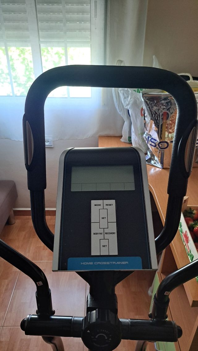 Bicicleta elíptica BH G233SP apenas usada.