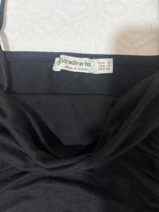 Top negro de tirantas de Stradivarius