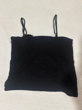Top negro de tirantas de Stradivarius