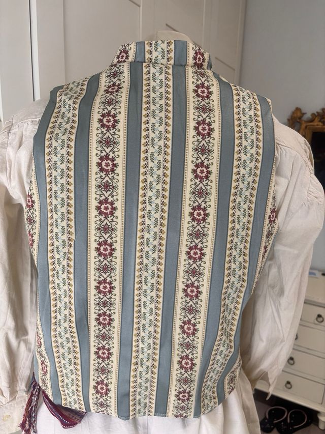 Chaleco huertano multicolor en seda y oro