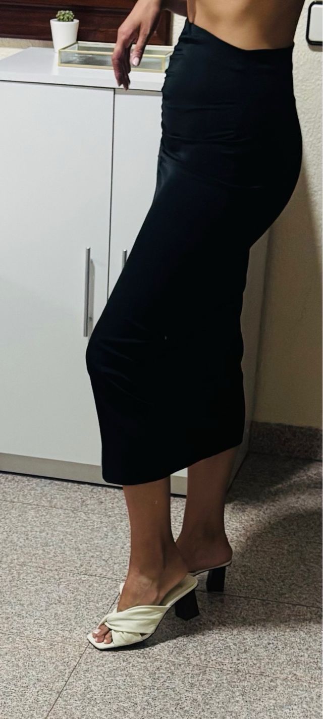 Falda estrecha negra de tubo Zara