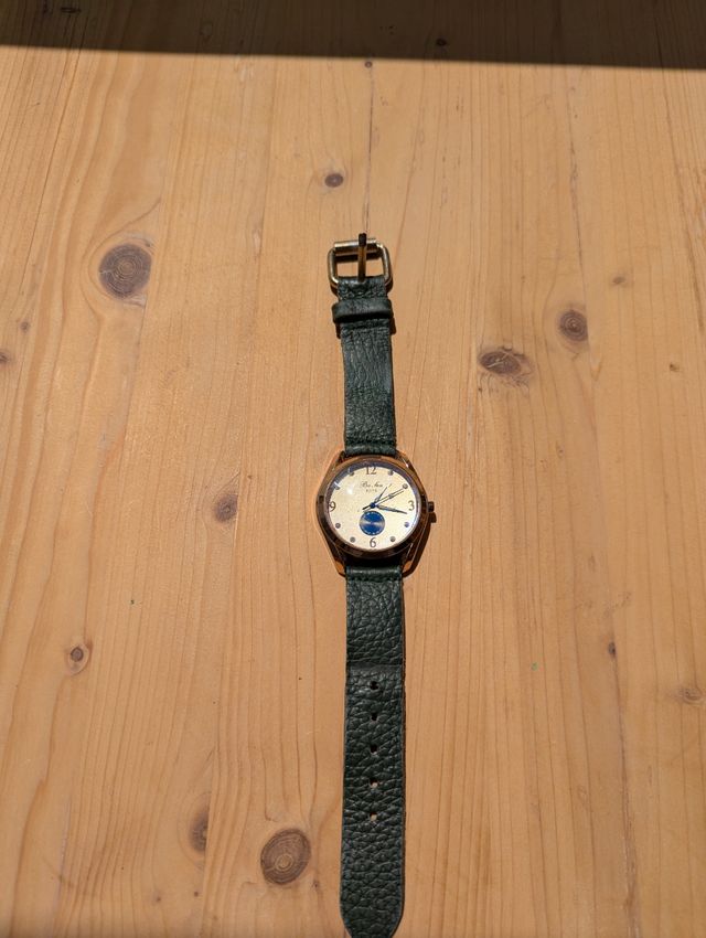 Reloj dorado y verde