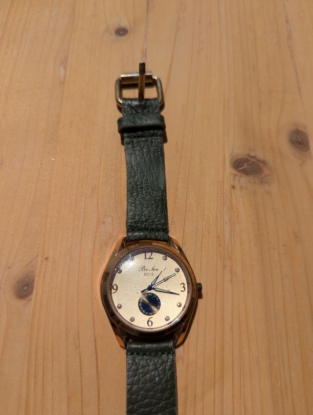 Reloj dorado y verde