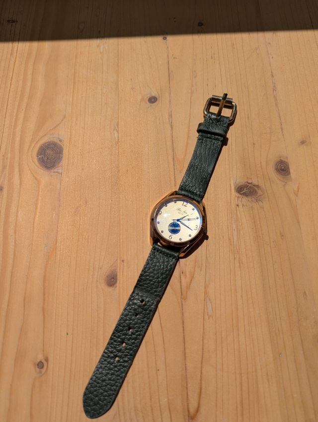 Reloj dorado y verde