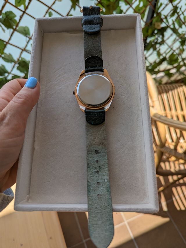 Reloj dorado y verde