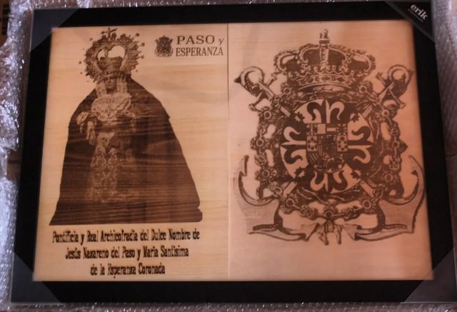 Cuadros de cristos y grabados en madera.