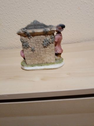 Reloj de mesa con figuras