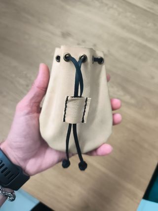 Bolsa de cuero, en piel de vaquetilla al natural