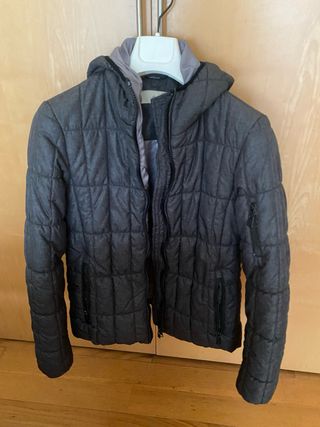 Chaquetón plumas gris unisex. 