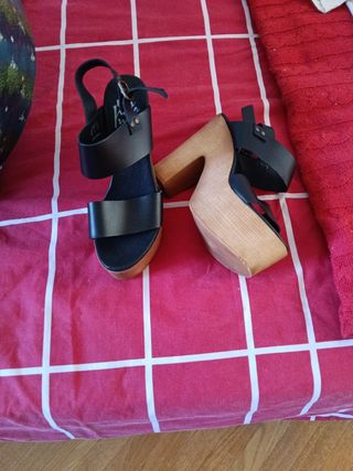 Sandalias plataforma negras un más