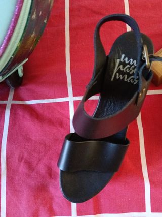 Sandalias plataforma negras un más