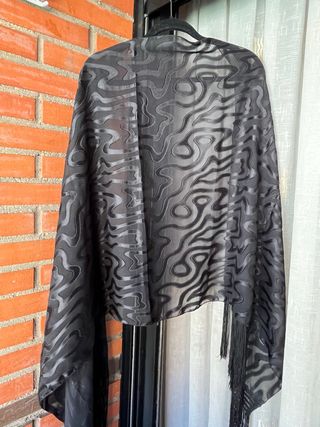 Pasmina negra con dibujo raso