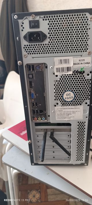 Ordenador ASUS negro.
