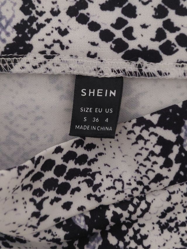 Mini falda serpiente