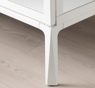 Vitrina blanca metal y cristal.