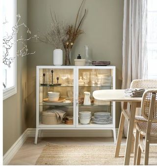 Vitrina blanca metal y cristal.