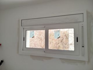 Ventanas aluminio blanco.
