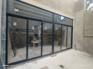 Ventanas aluminio blanco.