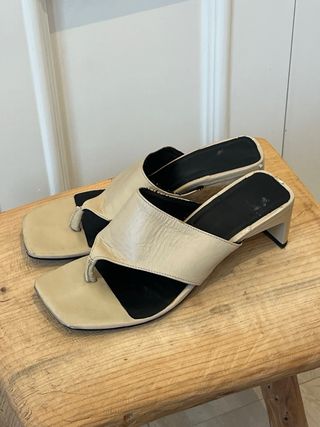 Sandalias tacón beige