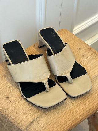 Sandalias tacón beige
